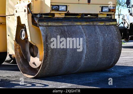 Compattatore a rulli a tamburo singolo per forti vibrazioni che lavora sulla riparazione di strade asfaltate. Foto Stock