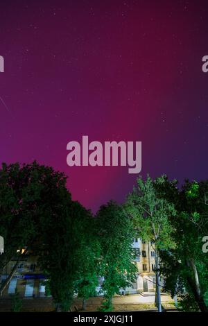 Odesa, Ucraina - 11 maggio 2024: Aurora boreale rossa o aurora boreale nel cielo notturno sopra Odessa, Ucraina meridionale. Aurora a basse latitudini durante il massimo solare Foto Stock