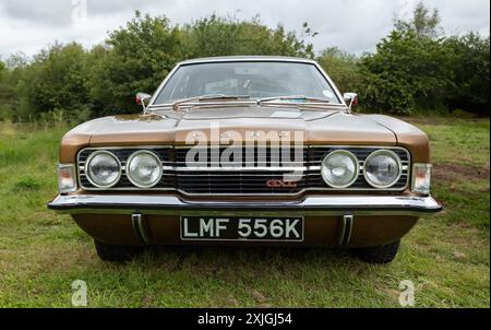 Newcastle-under-Lyme, Staffordshire-regno unito ottobre, 20, 2023, marrone mk3 ford cortina gxl, tetto in vinile nero Foto Stock