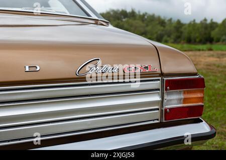 Newcastle-under-Lyme, Staffordshire-regno unito ottobre, 20, 2023, marrone mk3 ford cortina gxl, tetto in vinile nero Foto Stock