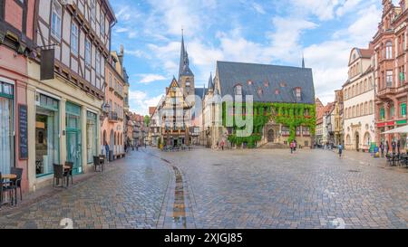 Quedlinburg, Germania; 16 luglio 2024 - Una vista dei vecchi edifici in legno a Quedlinburg, Germania. Foto Stock