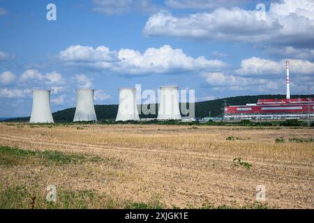 Le grandi torri di raffreddamento delle centrali nucleari sono alte in lontananza in una giornata di sole. Foto Stock