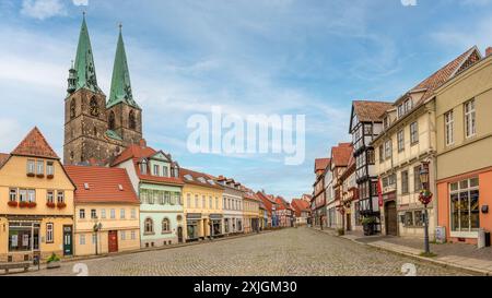 Quedlinburg, Germania; 16 luglio 2024 - Una vista dei vecchi edifici in legno a Quedlinburg, Germania. Foto Stock