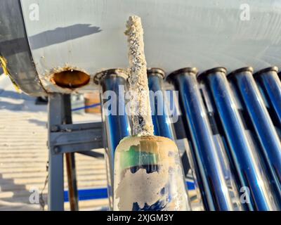 Anodo sacrificale nel serbatoio dell'acqua calda solare. Foto Stock