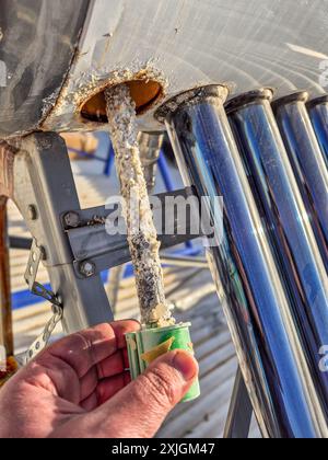 Anodo sacrificale nel serbatoio dell'acqua calda solare. Foto Stock