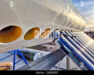 Assemblaggio del serbatoio dell'acqua calda solare. Foto Stock