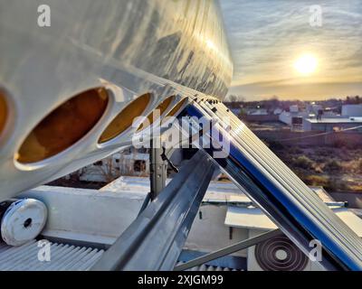 Manutenzione del serbatoio dell'acqua calda solare. (Pulizia) Foto Stock