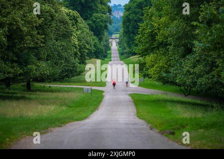 Ripon, North Yorkshire, 18 luglio 2024. Gli amanti del jogging si allenano a inizio serata allo Studley Royal Park dopo un caldo pomeriggio nel nord dell'Inghilterra. Foto Stock