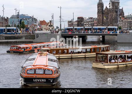 Grachtenfahrten, Flagship, Lovers Canal Cruises, Am Hauptbahnhof Amsterdam Centraal, Amsterdam Niederlande Grachtenfahrt *** Crociere sui canali, Flagship, Lovers Canal Cruises, alla stazione centrale di Amsterdam, crociera sui canali dei Paesi Bassi di Amsterdam Foto Stock