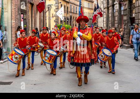 I batteristi della Chiocciola Contrada si esibiscono per le strade di Siena durante i quattro giorni del Palio, Siena, Toscana, Italia. Foto Stock