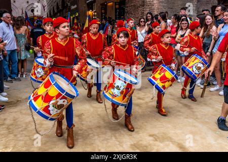 I batteristi della Chiocciola (Lumaca) Contrada si esibiscono in Piazza del campo durante i quattro giorni del Palio, Siena, Toscana, Italia. Foto Stock