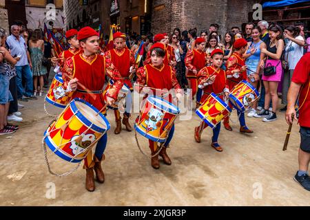 I batteristi della Chiocciola (Lumaca) Contrada si esibiscono in Piazza del campo durante i quattro giorni del Palio, Siena, Toscana, Italia. Foto Stock