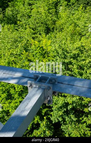 Collegamenti imbullonati di elementi in acciaio della torre di osservazione. Dettagli costruttivi in acciaio zincato su sfondo verde Foto Stock