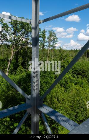 Collegamenti imbullonati di elementi in acciaio della torre di osservazione. Dettagli costruttivi in acciaio zincato su sfondo verde Foto Stock