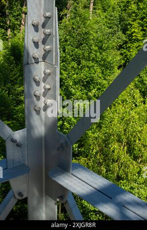 Collegamenti imbullonati di elementi in acciaio della torre di osservazione. Dettagli costruttivi in acciaio zincato su sfondo verde Foto Stock