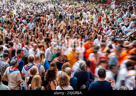 La Leocorno Contrada lascia Piazza del campo dopo Una corsa di prova, il Palio, Siena, Toscana, Italia. Foto Stock