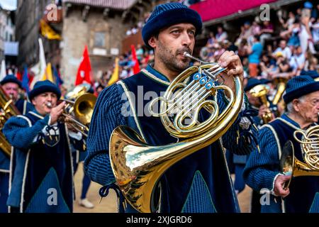 I musicisti locali partecipano alla Processione storica (Corteo storico) che precede il Palio Horse Race, Siena, Toscana, Italia. Foto Stock