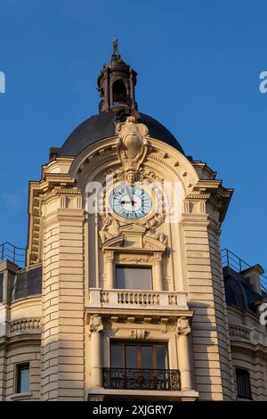 Société Générale, edificio di uffici bancari. Torre dell'orologio. Parigi, Ile de France, Francia, Europa, Unione europea, UE. Cielo blu chiaro, copia spazio Foto Stock