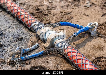 Raccordo del tubo flessibile ad alta pressione con frusta di sicurezza, ritenuta, controllo cavi. Foto Stock