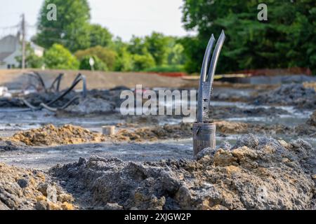 Tubi di rivestimento con anello di messa a terra in polietilene in fase di installazione in un nuovo campo di pozzi geotermici. Foto Stock