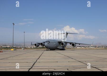 Un taxi C17 Globemaster III raggiunge il suo parcheggio designato dopo l'atterraggio all'aeroporto internazionale Zvartnots di Yerevan il 12 luglio 2024. Questo aereo è uno dei tre velivoli C17 Globemaster III acquistati da 12 nazioni NATO per il programma strategico di capacità di trasporto aereo con sede presso la base aerea di Pápa in Ungheria, che funge da vettore merci e personale per tali paesi. Questo aereo trasportava personale e rifornimenti per Eagle Partner 24, segnando il primo utilizzo di velivoli SAC per una consegna in Armenia. (Foto dell'esercito statunitense del capitano Vira Miller) Foto Stock