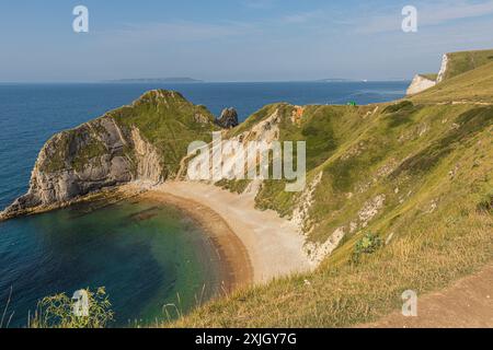 Man of War Bay racchiude Man o'War Cove sulla costa Dorset tra i promontori di Durdle Door a ovest e Man o War Head a est Foto Stock