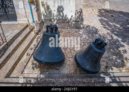 Zante, Grecia - 6 giugno 2024: Grandi campane di fronte alla chiesa di San Nicola nel villaggio di Kiliomeno. Zante, isole ionie in Grecia. Foto Stock