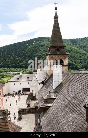 Castello di Orava-Slovacchia-07.07.2024: castello su una montagna tra foglie verdi Foto Stock