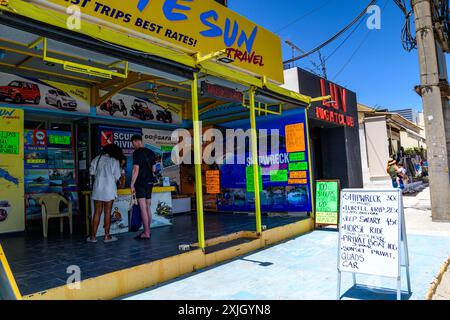 Zante, Grecia - 6 giugno 2024: Annunci pubblicitari delle agenzie dell'isola di Zante, che offrono una vasta gamma di tour VIP di Zante, crociere, gite in barca a. Foto Stock