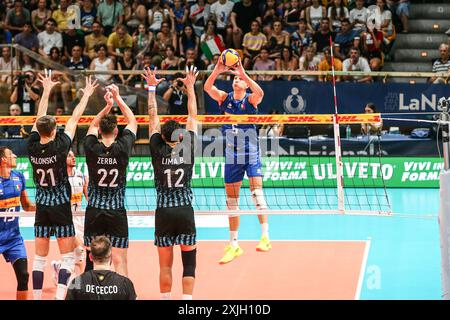 Alessandro Michieletto durante test match - Italia vs Argentina, test match di pallavolo a Bologna, 18 luglio 2024 Foto Stock