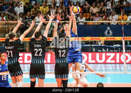 Alessandro Michieletto durante test match - Italia vs Argentina, test match di pallavolo a Bologna, 18 luglio 2024 Foto Stock