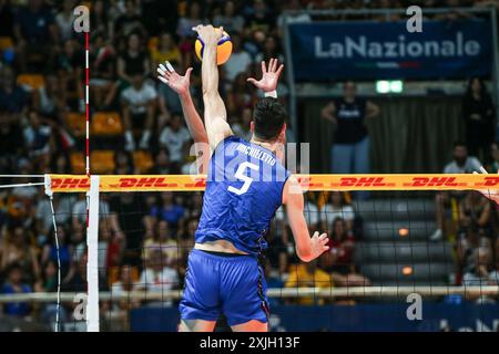 Alessandro Michieletto durante test match - Italia vs Argentina, test match di pallavolo a Bologna, 18 luglio 2024 Foto Stock