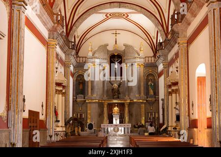 Ajijic, Jalisco, Messico - 22 dicembre 2023: Le luci del mattino si diffondono nella cattedrale del centro storico di Ajijic. Foto Stock