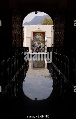 Ajijic, Jalisco, Messico - 22 dicembre 2023: Le luci del mattino si diffondono nella cattedrale del centro storico di Ajijic. Foto Stock