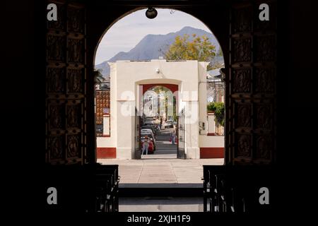 Ajijic, Jalisco, Messico - 22 dicembre 2023: Le luci del mattino si diffondono nella cattedrale del centro storico di Ajijic. Foto Stock