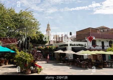 Ajijic, Jalisco, Messico - 22 dicembre 2023: La luce del sole del pomeriggio splende nel centro storico di Ajijic. Foto Stock