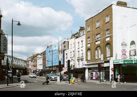 Kingsland Road, Shoreditch, East London UK, all'incrocio con Hackney Road Foto Stock