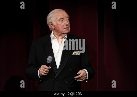 LONDRA, INGHILTERRA: Jimmy Tarbuck si esibisce all'apertura del London Palladium per Barry Manilow alla sua ultima esibizione nel Regno Unito. Con: Jimmy Tarbuck dove: Londra, Regno Unito quando: 09 giugno 2024 Credit: Neil Lupin/WENN Foto Stock