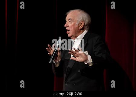 LONDRA, INGHILTERRA: Jimmy Tarbuck si esibisce al London Palladium Opening per Barry Manilow alla sua seconda e ultima esibizione nel Regno Unito. Con: Jimmy Tarbuck dove: Londra, Regno Unito quando: 09 giugno 2024 Credit: Neil Lupin/WENN Foto Stock