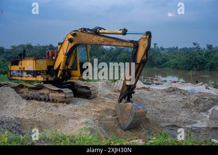 Un bulldozer Caterpillar in una cava di sabbia nello stato di Ogun, Nigeria, il 9 luglio 2024. Foto Stock