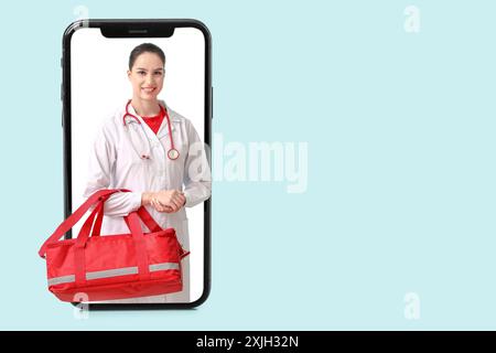 Telefono cellulare e paramedico femminile con borsa su sfondo azzurro. Banner per il design Foto Stock