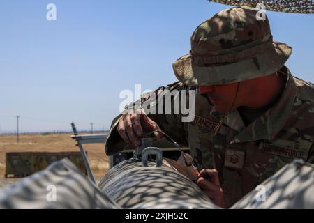 21 maggio 2024, Beale Air Force base, California, USA: U.S. Air Force Master Sgt. Justin Francisco, 16th Special Operations Aircraft Maintenance Squadron Weapons loading element non-commissioned Officer in carica, installa l'iniziatore del fusibile nel pozzo di ricarica di una bomba Mark-82 (MK-82) durante l'esercitazione Iron Flag, l'evento culminante dell'Air Force Combat Ammunition Course (AFCOMAC) presso Beale Air Force base, California, 21 maggio 2024. AFCOMAC allena gli studenti a eseguire operazioni di produzione di munizioni di massa in un ambiente di combattimento simulato. (Immagine di credito: © Frederick BrownU.S.. Fo. Aria Foto Stock