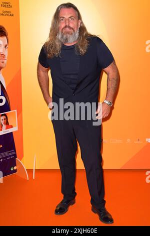 Roma, Italia. 18 luglio 2024. Mirko Frezza assiste al tappeto arancione del film "amici per caso" al Cinema Adriano. Credito: SOPA Images Limited/Alamy Live News Foto Stock