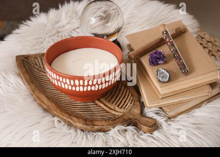 Attributi magici sul tavolo nella stanza delle streghe, primo piano Foto Stock