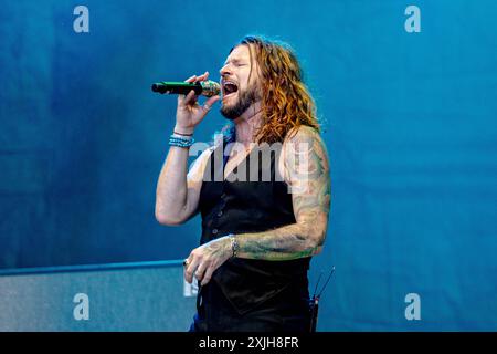 Rival Sons auf dem KunstRasen Bonn Gronau - 17.07.2024. Jay BUCHANAN Gesang von der US amerikanischen Rock Band RIVAL SONS beim Live Auftritt auf der KunstRasen Bühne - Der KunstRasen in Bonn Gronau ist eine beliebte Sommer Open Air Konzertreihe am Rande der Rheinaue am Bonner Rheinufer. Bonn Gronau Nordrhein-Westfalen Deutschland *** Rival Sons al Kunst Rasen Bonn Gronau 17 07 2024 Jay BUCHANAN cantante della rock band americana RIVAL SONS che si esibisce dal vivo sul palco Kunst Rasen il Kunst Rasen a Bonn Gronau è una popolare serie di concerti all'aperto estiva sul al confine del Rheinaue ON Foto Stock