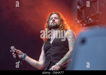 Rival Sons auf dem KunstRasen Bonn Gronau - 17.07.2024. Jay BUCHANAN Gesang von der US amerikanischen Rock Band RIVAL SONS beim Live Auftritt auf der KunstRasen Bühne - Der KunstRasen in Bonn Gronau ist eine beliebte Sommer Open Air Konzertreihe am Rande der Rheinaue am Bonner Rheinufer. Bonn Gronau Nordrhein-Westfalen Deutschland *** Rival Sons al Kunst Rasen Bonn Gronau 17 07 2024 Jay BUCHANAN cantante della rock band americana RIVAL SONS che si esibisce dal vivo sul palco Kunst Rasen il Kunst Rasen a Bonn Gronau è una popolare serie di concerti all'aperto estiva sul al confine del Rheinaue ON Foto Stock