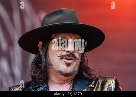 Rival Sons auf dem KunstRasen Bonn Gronau - 17.07.2024. Scott HOLIDAY Gitarre von der US amerikanischen Rock Band RIVAL SONS beim Live Auftritt auf der KunstRasen Bühne - Der KunstRasen a Bonn Gronau ist eine beliebte Sommer Open Air Konzertreihe am Rande der Rheinaue am Bonner Rheinufer. Bonn Gronau Nordrhein-Westfalen Deutschland *** rivali Sons al Kunst Rasen Bonn Gronau 17 07 2024 Scott chitarra NATALIZIA della rock band americana RIVAL SONS che si esibisce dal vivo sul palco Kunst Rasen a Bonn Gronau è una popolare serie di concerti all'aperto estiva sul al confine del Rheinaue o Foto Stock