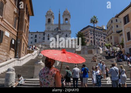 Roma, Italia. 18 luglio 2024. Un turista con un ombrello per proteggersi dal sole sulla scalinata di Piazza di Spagna a Roma (Credit Image: © Matteo Nardone/Pacific Press via ZUMA Press Wire) SOLO USO EDITORIALE! Non per USO commerciale! Foto Stock