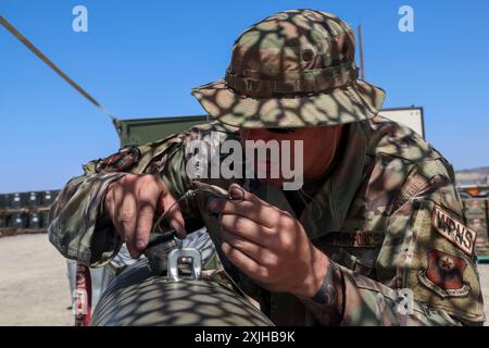 21 maggio 2024, Beale Air Force base, California, USA: U.S. Air Force Master Sgt. Justin Francisco, 16th Special Operations Aircraft Maintenance Squadron Weapons loading element non-commissioned Officer in carica, installa l'iniziatore del fusibile nel pozzo di ricarica di una bomba Mark-82 (MK-82) durante l'esercitazione Iron Flag, l'evento culminante dell'Air Force Combat Ammunition Course (AFCOMAC) presso Beale Air Force base, California, 21 maggio 2024. AFCOMAC allena gli studenti a eseguire operazioni di produzione di munizioni di massa in un ambiente di combattimento simulato schierato (Credit Image: © Frederick BrownU.S.. Aria per Foto Stock