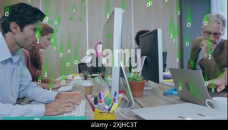 Immagine dell'elaborazione dei dati di codifica binaria su diversi dipendenti aziendali in ufficio Foto Stock
